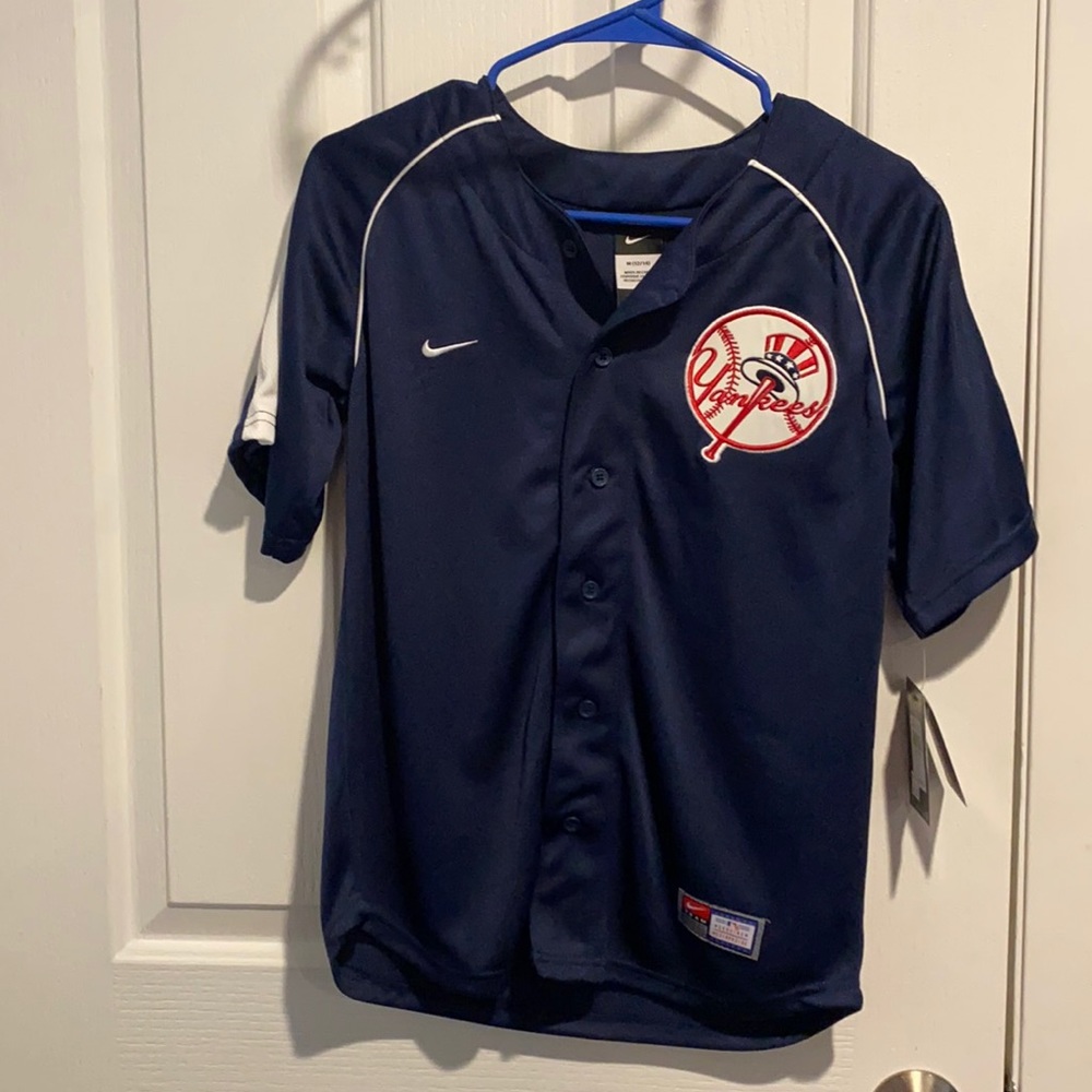 Boys NY Yankees jersey. Medium.